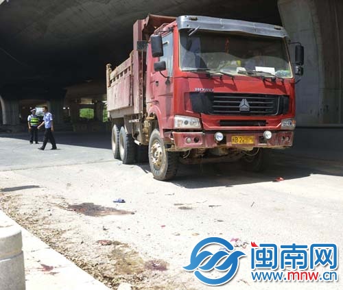 土方車旁散落著祖孫倆的拖鞋