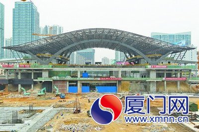 南站房屋頂建設(shè)正在緊鑼密鼓施工中