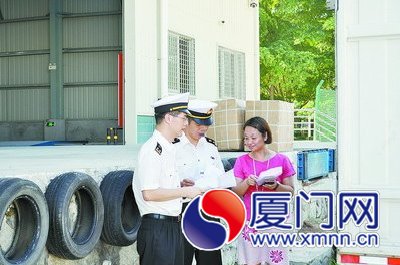 　海關(guān)關(guān)員現(xiàn)場(chǎng)監(jiān)管