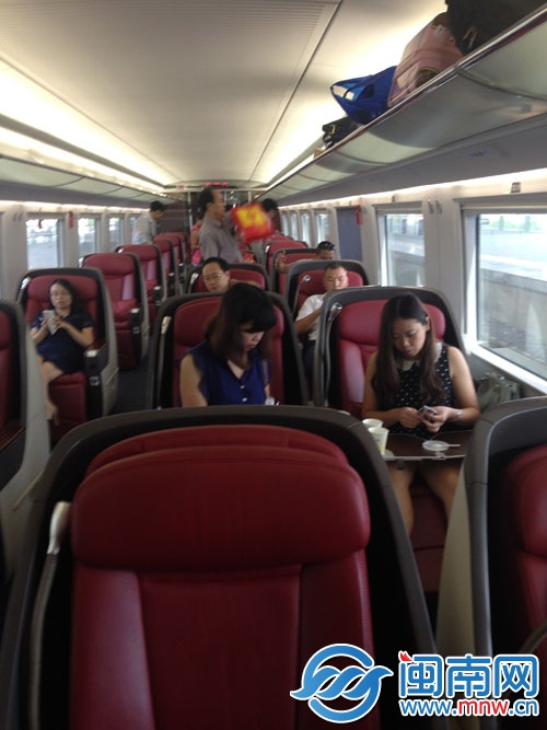 廈京高鐵商務(wù)座共28位，真皮座椅可坐可躺