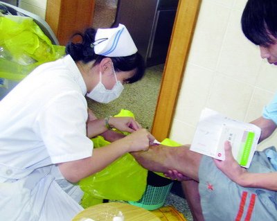 傷口治療師蔡秋妮正在為患者處理傷口