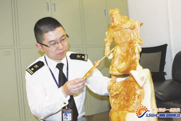 廈門(mén)高崎機(jī)場(chǎng)海關(guān)查獲紅豆杉關(guān)公木雕