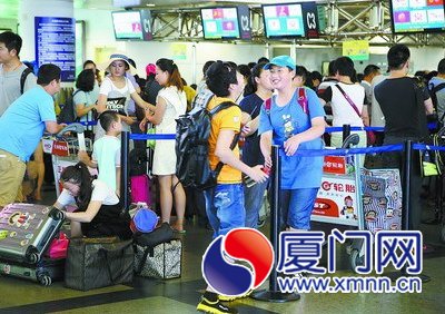 機(jī)場里擠滿旅客