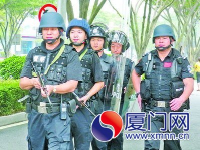 特警隊(duì)荷槍實(shí)彈武裝巡邏