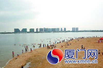 進(jìn)入夏季，五緣灣沙灘又變得熱鬧起來