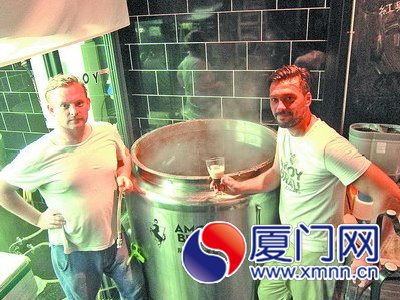 兩個德國小伙子和他們的啤酒桶