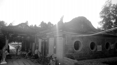 夕陽(yáng)下的五里橋中亭。