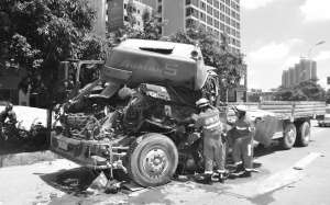 貨車追尾掛車司機(jī)被卡駕駛室