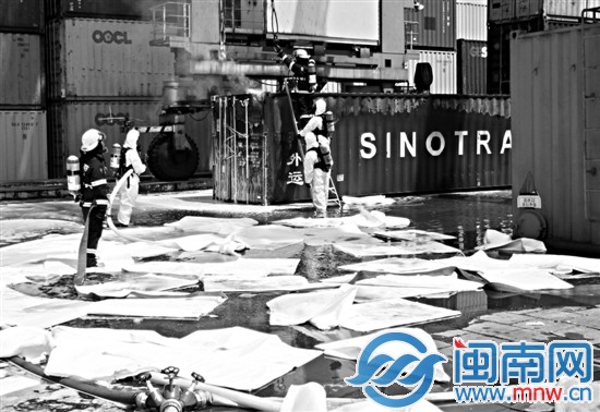 廈門一載25噸危險化學(xué)品集裝箱失火