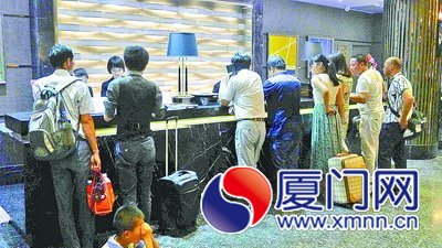 辦入住的客人絡(luò)繹不絕。　　  舒田 攝