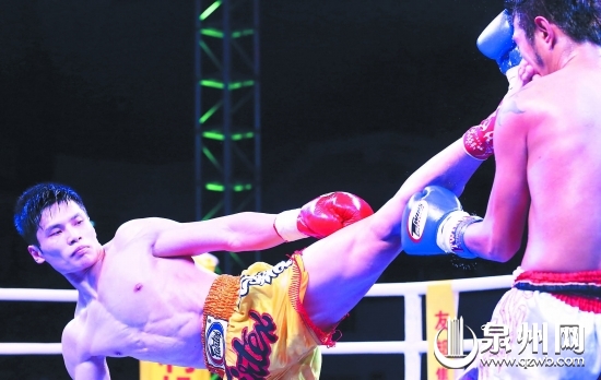 盧冬強(qiáng)（左）在家鄉(xiāng)父老面前證明自己的實(shí)力