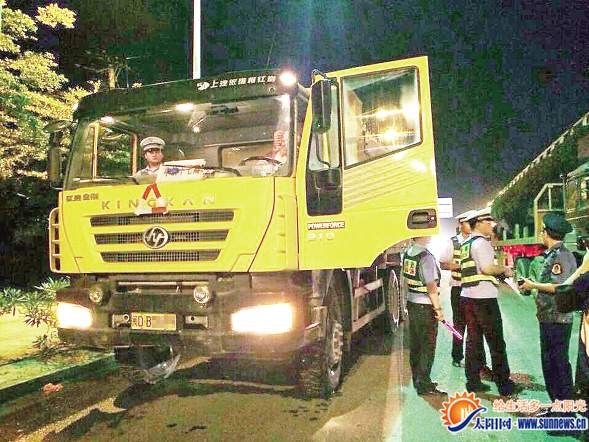 聯(lián)合執(zhí)法現(xiàn)場(chǎng)，多輛土方車被扣。