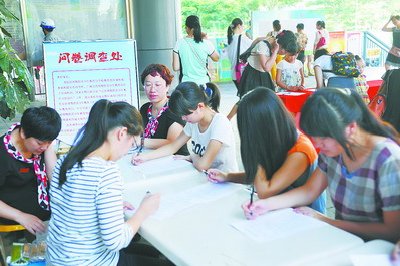 參加活動學生填寫相關(guān)調(diào)查問卷。