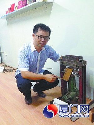 杜建國展示他的研發(fā)成果