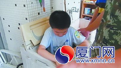 被卡在洗衣機(jī)里的男孩