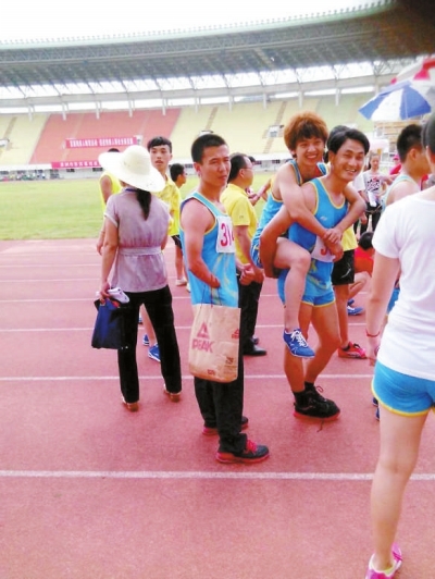 隊友背著傅加明入場，準備4×400米接力賽。