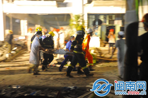 施救隊(duì)員救出被困人員