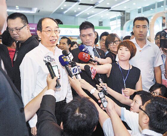 福建省委書(shū)記尤權(quán)率團(tuán)赴臺(tái)參訪交流受到熱烈歡迎