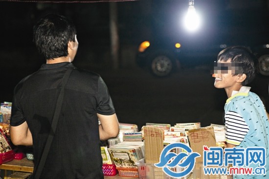 夜里擺攤時，阿興和兒子玩鬧