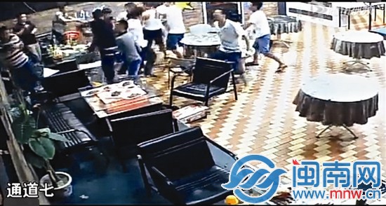 六人十分猖狂，砸完桌子還打人