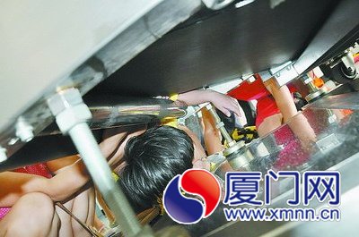 孩子的手臂被卡