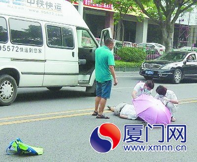 好心路人給老人留傘擋太陽，120醫(yī)護人員趕來救治