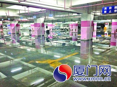 明發(fā)商業(yè)廣場(chǎng)樓下污水泵故障 負(fù)一層車庫遭水淹
