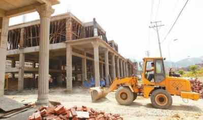 正在建設(shè)中的安置房。