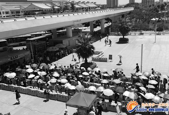 廣場上毫無遮擋，高峰期買票需在烈日下暴曬二三十分鐘