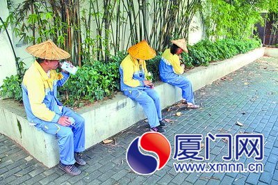 許多環(huán)衛(wèi)工人更愿意在外面隨便找個地方休息，喝自己