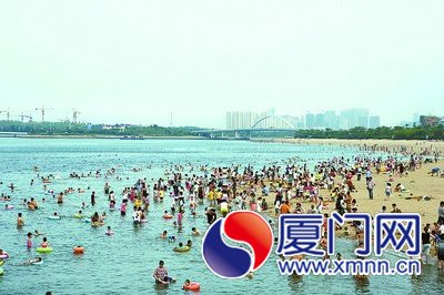 五緣灣天然浴場(chǎng)游客眾多，有的游到了警戒線外