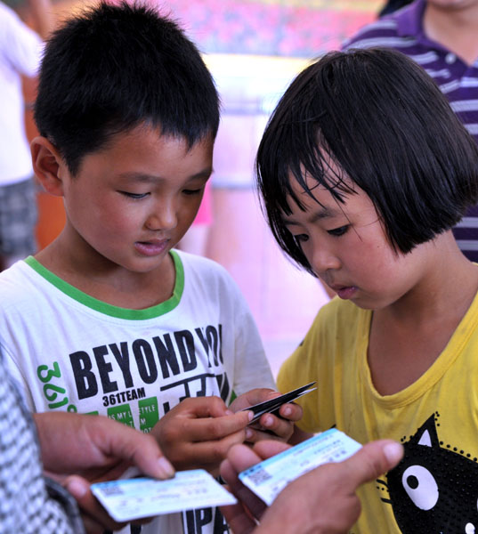 孩子們爭(zhēng)著看自己的動(dòng)車(chē)票