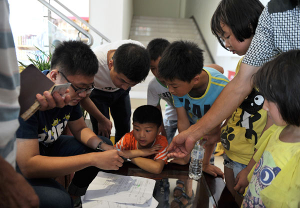 孩子們?cè)缭绲貋?lái)到指定的地點(diǎn)圍著海都記者領(lǐng)車(chē)票