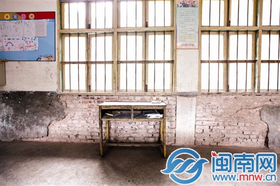 小學(xué)4年級的班級里，墻壁露出紅磚，課桌椅老舊還嚴(yán)