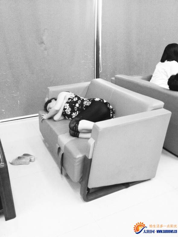 在沙發(fā)上睡覺