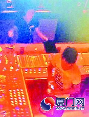 嫌疑男子一把搶走金項鏈