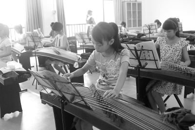 孩子們正在認真學古箏。