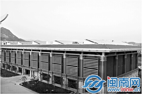 太陽能板安在樓頂，為大樓供電