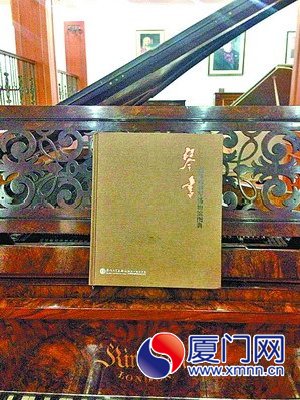 《圖典》封面莊重典雅，內(nèi)頁(yè)精美悅目