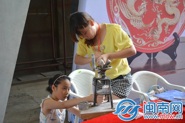 漆線雕藝術家指導小朋友