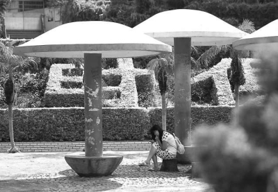 市民坐在李厝花園的亭子下，躲避灼熱的陽光。