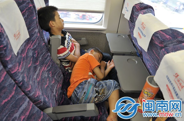 弟弟躺在哥哥的腿上，陶家兄弟倆都睡著了