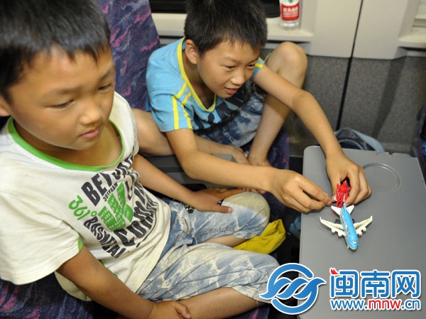羅家兄弟帶著簡單的玩具上動車