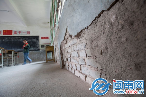 50套愛心課桌椅將于下周送到學(xué)校