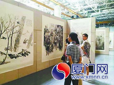 市民欣賞精品畫作。