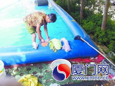 彪悍大媽充氣水池洗衣涮拖把 衛(wèi)生條件差引擔憂