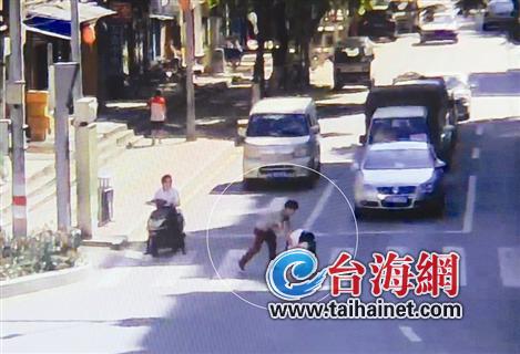 小偷推著保險(xiǎn)柜過(guò)禾祥西路的斑馬線