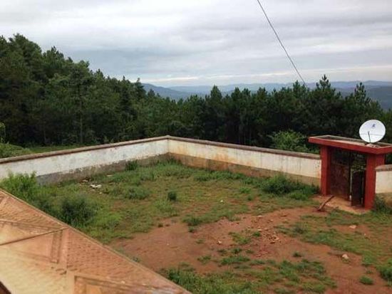 事發(fā)學校操場雜草叢生。