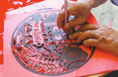 精雕細(xì)琢的精美剪紙作品。