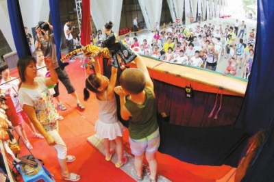 掌中布袋戲培訓(xùn)班的小朋友在臺(tái)上表演布袋戲《武松打